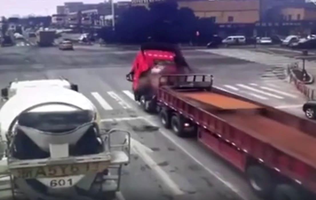 Водитель резко притормозил и стальная пластина снесла кабину вместе с ним в Китае