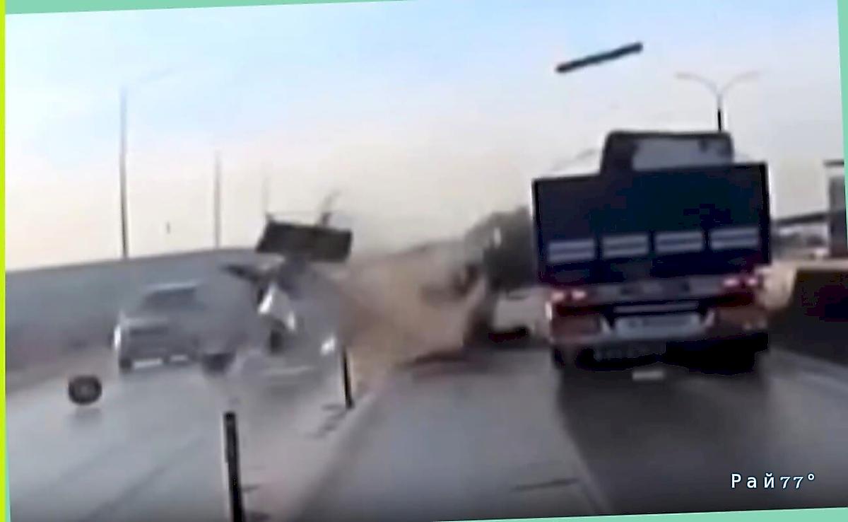 Грузовик превратил в металлолом выехавшую перед ним легковушку