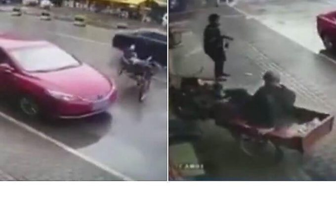 Китайский автомобилист «поторопил» престарелого водителя велотелеги, удалив его с пути (Видео)