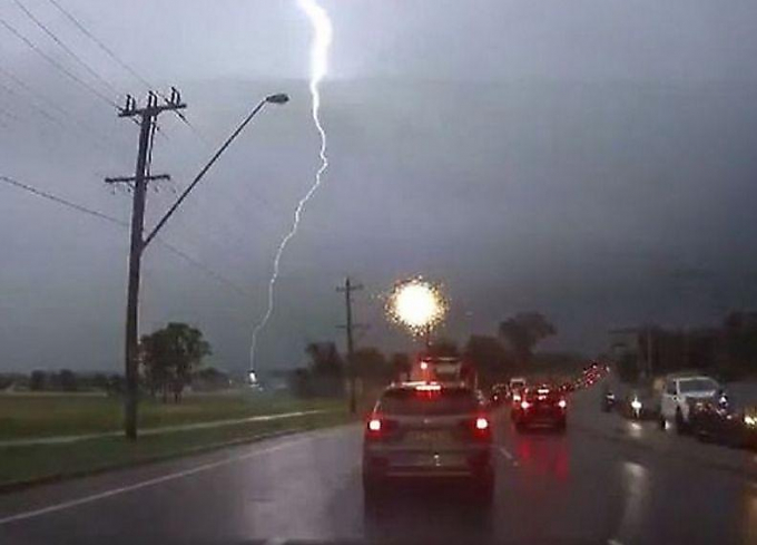 Молния поразила фонарь уличного освещения в Австралии (Видео)
