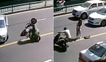 Мотоциклист, перевернувшийся вместе с женой и ребёнком, не смог удержать свой байк в Китае (Видео)