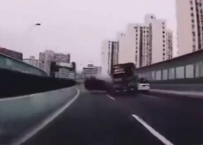 Две легковушки «подрезали» грузовик в Китае (Видео)