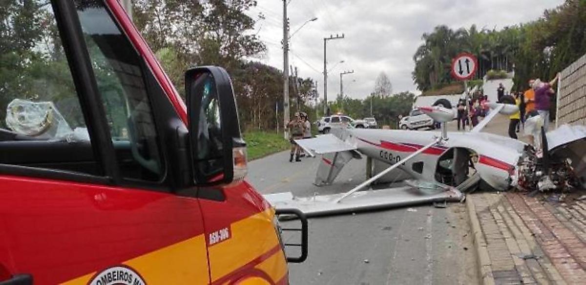 Прогулочный самолёт потерпел крушение на оживлённой магистрали в Бразилии