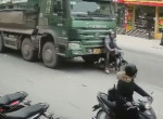 Странная авария, когда грузовик прокатил мотоциклиста, попала на видео во Вьетнаме
