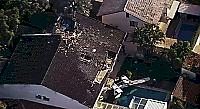 Сверхлёгкий самолёт упал на крышу жилого дома в Бразилии 0