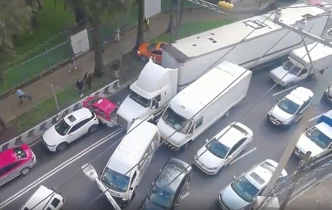 Дальнобойщик, скрываясь на фуре с места ДТП, оказавшись в пробке, устроил массовую аварию в Мексике