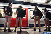 Более ста человек приняли участие во всемирном «дне без штанов» в метро Лондона. (Видео) 4