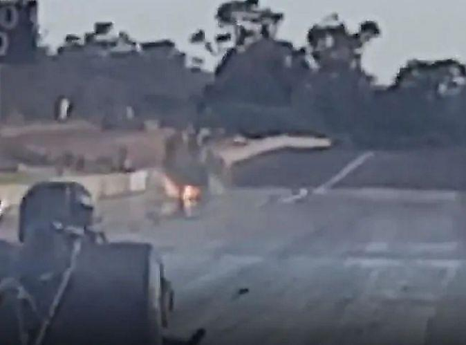 Гоночные автомобили взорвались во время старта на чемпионате по дрэг-рейсингу в Австралии ▶