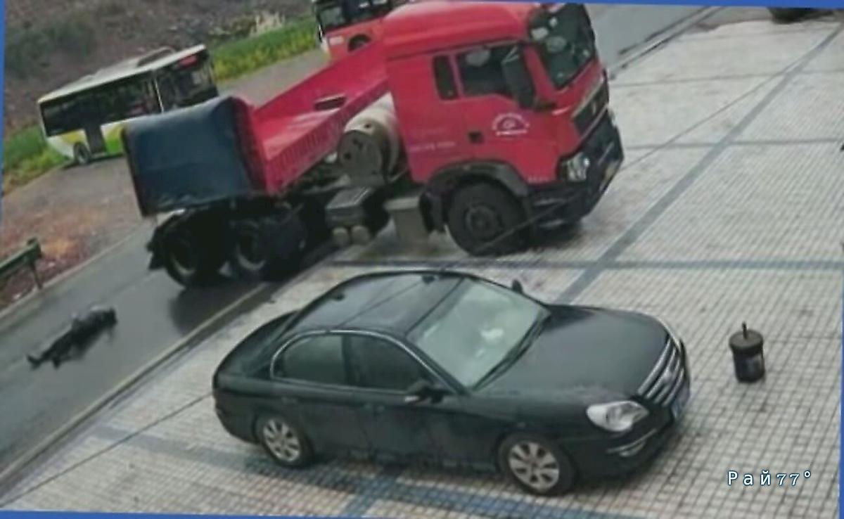 Пешеход чудом уцелел, оказавшись на пути у фуры▶️