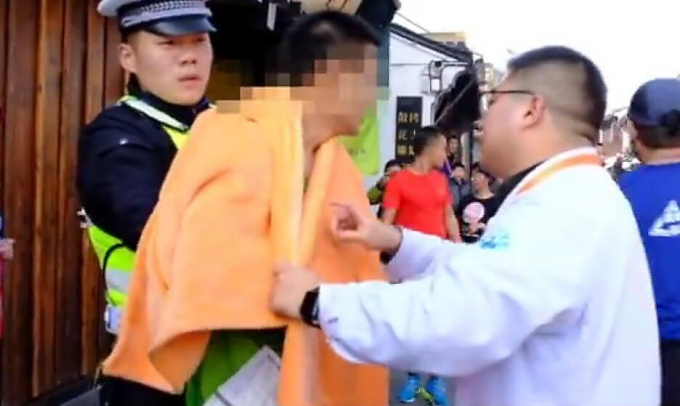 Полицейский задержал упрямого марафонца, дважды терявшего сознание во время забега в Китае