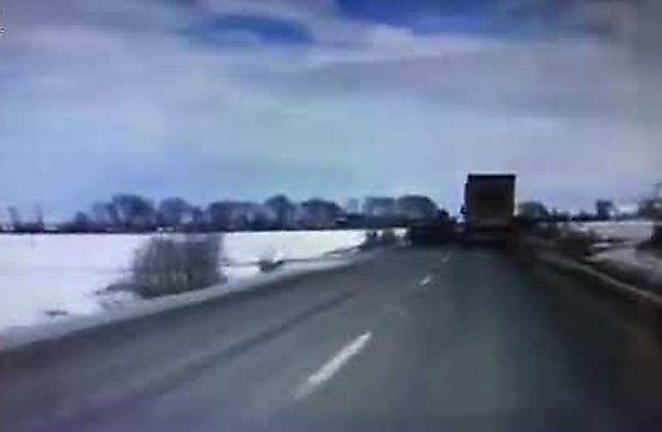 Водитель легковушки пустил под откос фуру в Румынии ▶