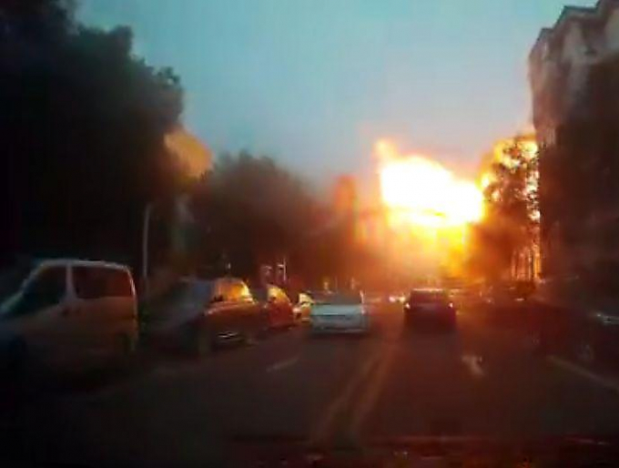 Взрыв газа в жилом доме попал на камеру в Китае
