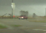 Водитель перевернувшегося пикапа пережил торнадо и попал на видео в США