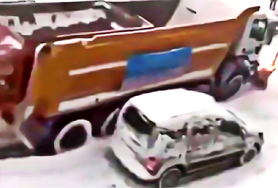 Экстремальная уборка: снегоуборщик неожиданно эвакуировал несколько автомобилей в Турции