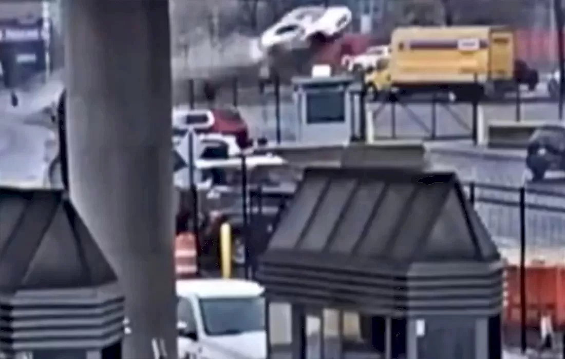 Легковушка взлетела и взорвалась на границе США с Канадой: видео