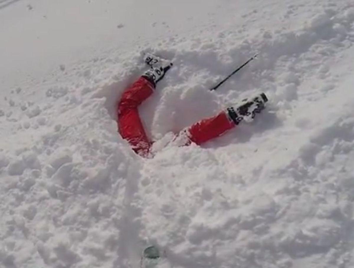 Лыжник откопал угодившую в снежную ловушку девушку