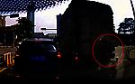 Мотоциклист на полном ходу проверил грузовик на прочность и попал на видео в Китае