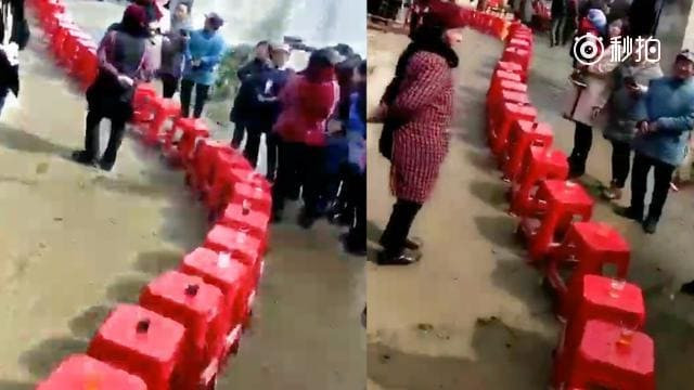 Родственники невесты организовали предсвадебный банкет, выстроив барьер из стульев с напитками (Видео)