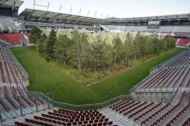 Сотни деревьев посадили на футбольном стадионе в Австрии ▶