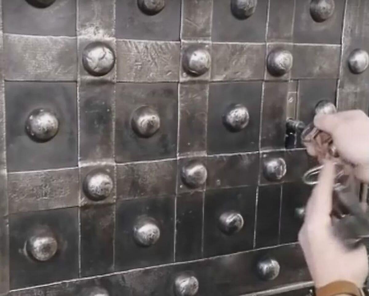 В сети опубликовали видео древнего французского сейфа со скрытыми замками