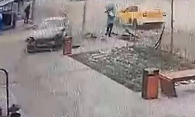 Женщина-пешеход чудом не пострадала, оказавшись на пути двух автомобилей в Ростове