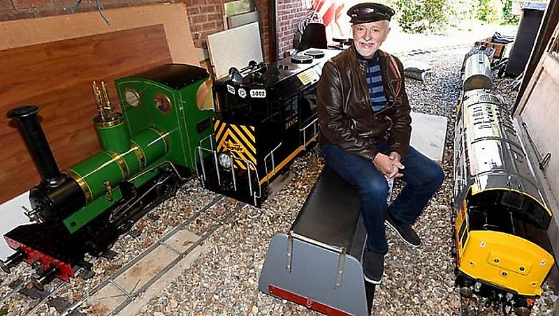Британский пенсионер построил собственную железную дорогу на своём участке ▶