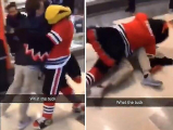 Драка хоккейного фаната и человека в костюме утки попала на видеокамеру в США