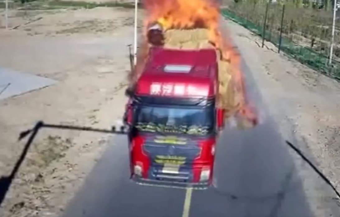 Водитель, рискуя своей жизнью, отогнал загоревшийся грузовик от деревни