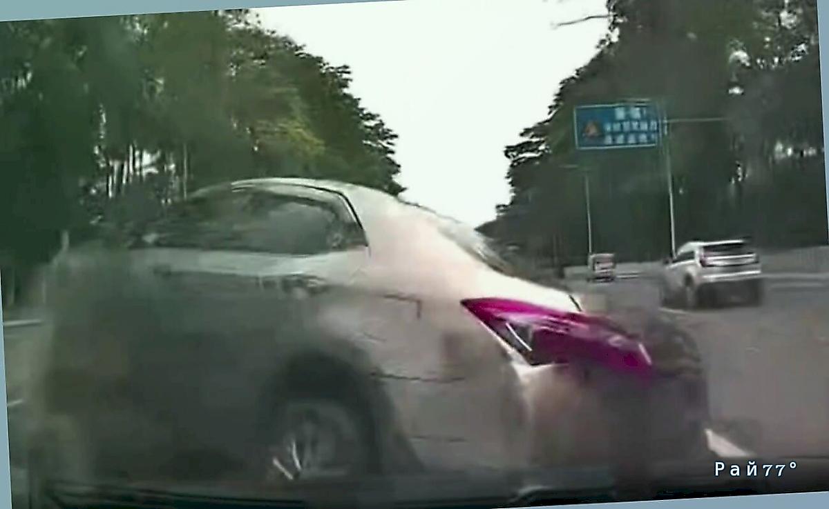 Автомобилист не стал церемониться и протаранил подрезавшую его легковушку ▶️ Автомобилист не стал церемониться и протаранил подрезавшую его легковушку ▶️