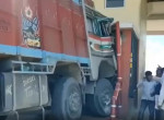 Кассир успел покинуть будку перед тем, как грузовик врезался в сооружение в Индии