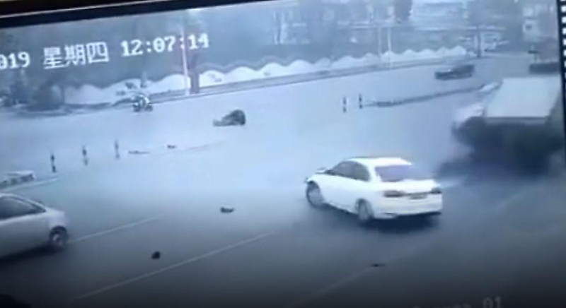 Легковушка, объезжая одного мотоциклиста, сбила другого и перевернула фургон в Китае ▶