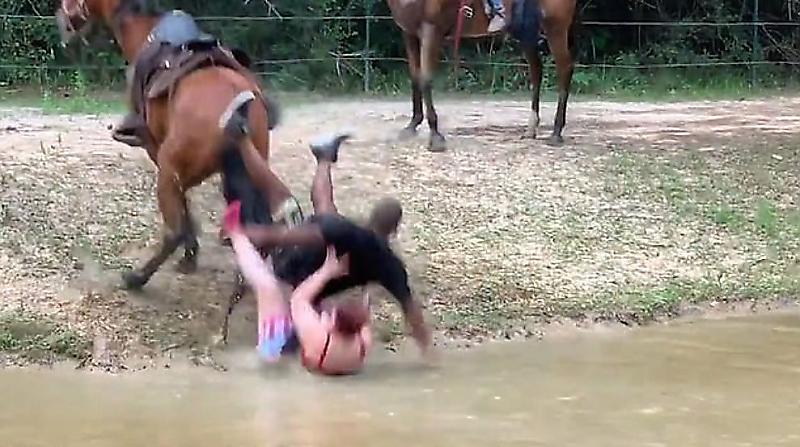 Лошадь остудила двух наездников, попытавшихся пересечь на ней водоём ▶