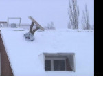 Трюк сноубордиста закончился незапланированным переворотом на крыше жилого дома в Финляндии ▶