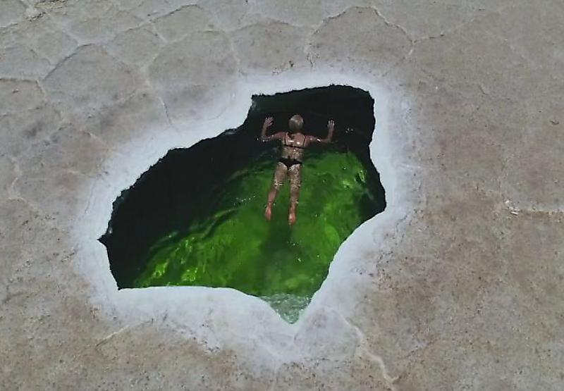 Туристка приняла ванну в природном бассейне, посередине пустыни в Эфиопии ▶