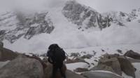 Группа альпинистов в последний момент успела укрыться от снежной лавины в ущелье между скал в Пакистане (Видео)