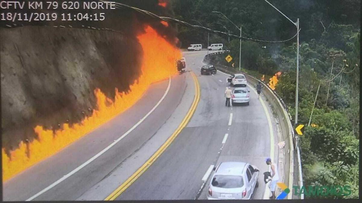 Из перевернувшегося бензовоза вытекла огненная река на бразильской магистрали ▶