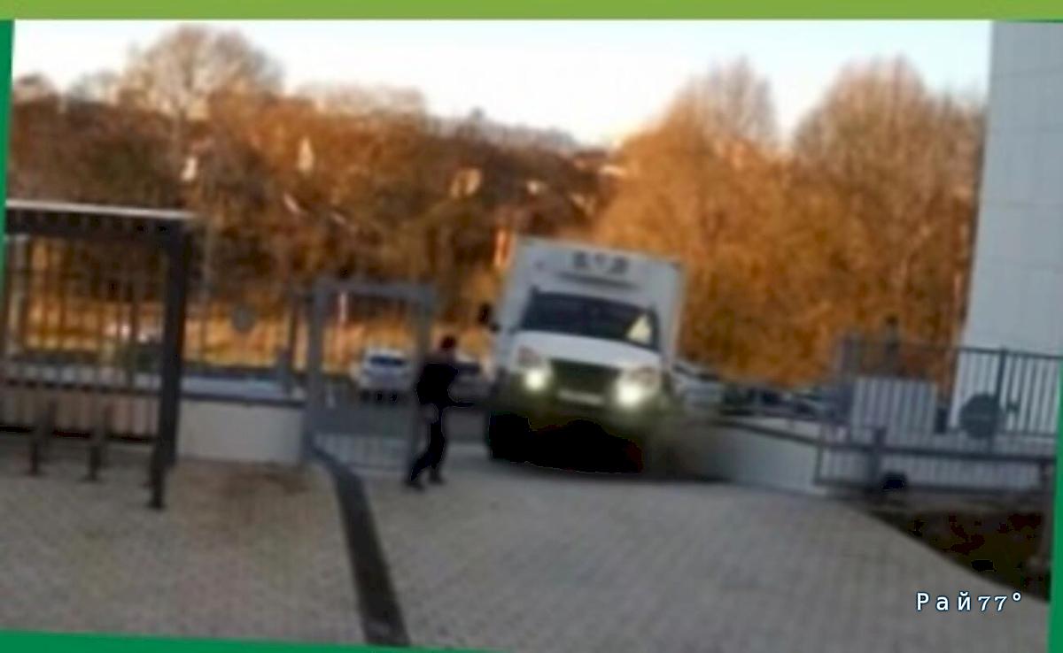 Жадный водитель поставил на дыбы «Газель» и едва не раздавил человека на проходной