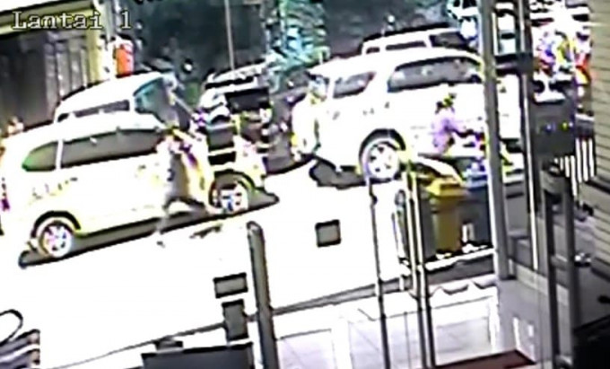 Покатившийся назад автомобиль, вызвал цепную реакцию и массовое ДТП в Индонезии (Видео)