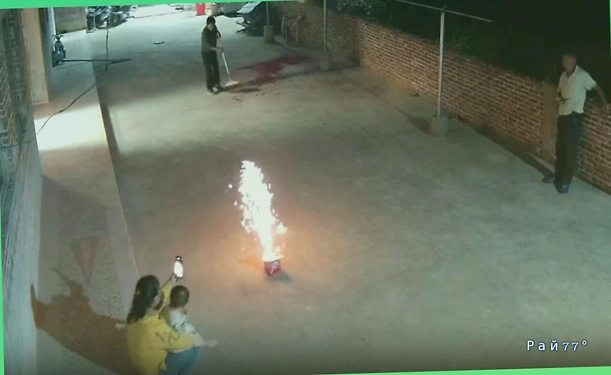 Беспечная мамаша ради красивых кадров уселась перед горящей петардой, держа ребёнка и прославилась в Сети ▶️