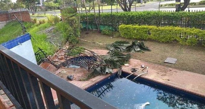 Дочь, угнавшая машину своего отца, утопила её в бассейне в Колумбии (Видео)