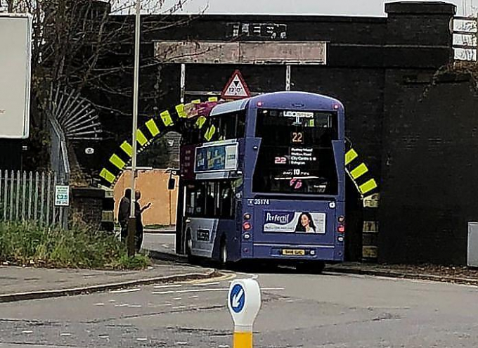 Двухэтажный автобус застрял под мостом в Британии (Видео)