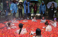 Молодая китаянка, сидя в ванной с красными перцами, выиграла конкурс по поеданию жгучего чили 8