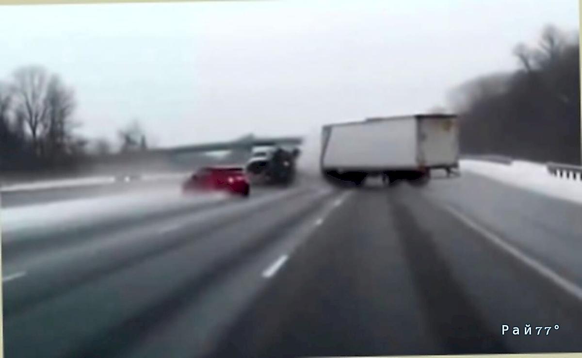 Скользкая дорога застала врасплох двух автомолистов в КНР