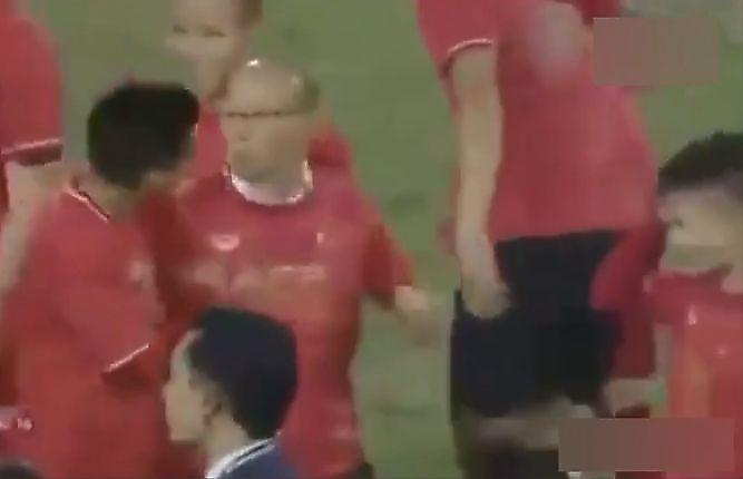 Вьетнамский футболист попытался поцеловать корейского тренера в знак благодарности за выигранный кубок