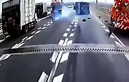 Водитель цистерновоза чудом успел объехать опрокинувшийся грузовик: видео