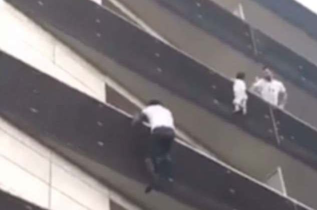 Французский «человек - паук» спас ребёнка, повисшего на карнизе 5-го этажа (Видео)