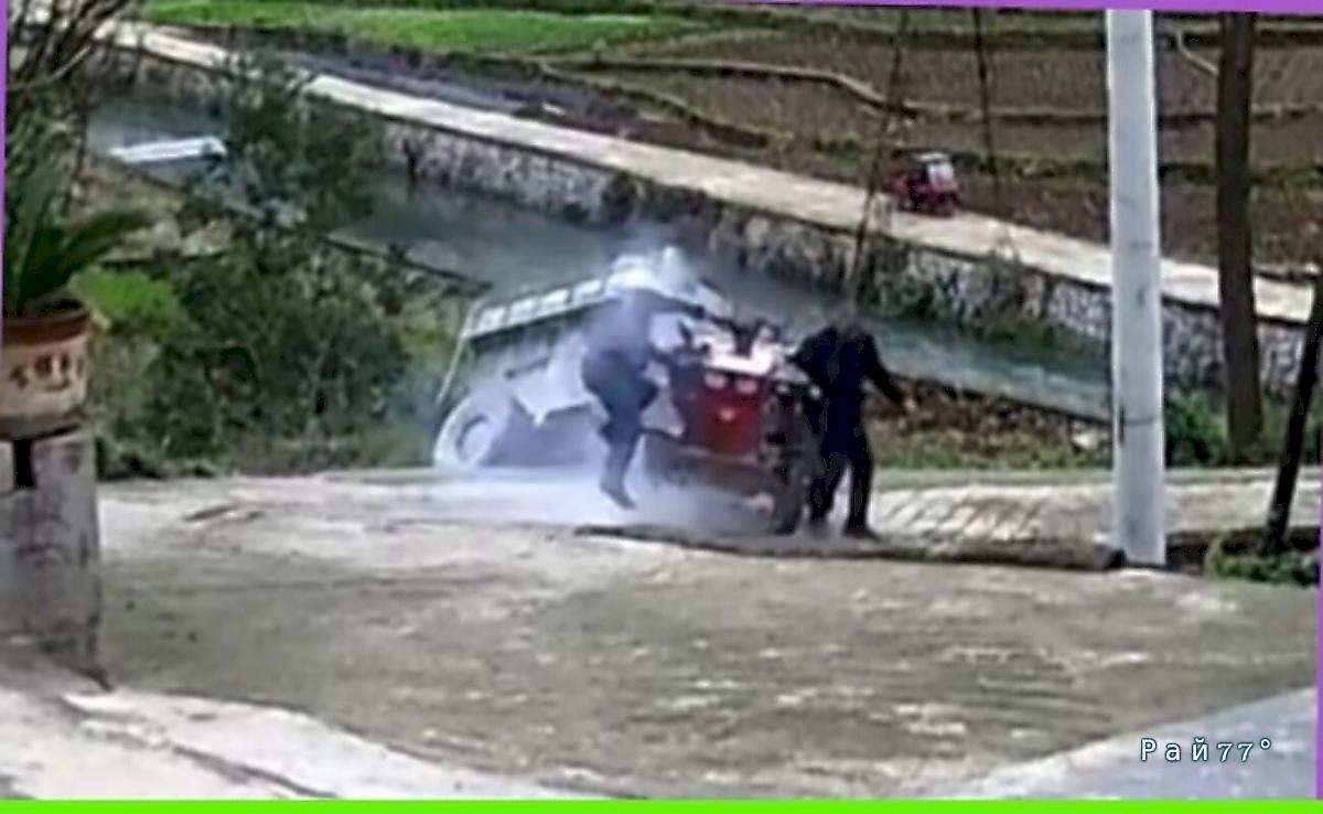 Китайские колхозники совместными усилиями утопили минитрактор Китайские колхозники совместными усилиями утопили минитрактор