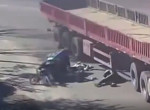 Кувыркающийся мотоциклист пережил наезд грузовика в Китае