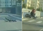 Лошадь с привязанным к ней велосипедом снесла мотоциклиста и попала на видео в Бразилии