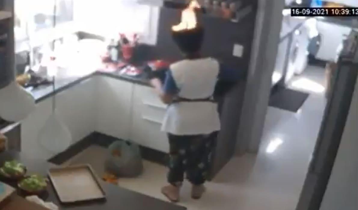 Рассеянная кухарка не заметила как спалила свою шевелюру и попала на видео